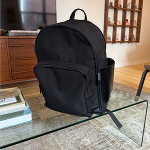 The Travel Backpack in Black - Beis